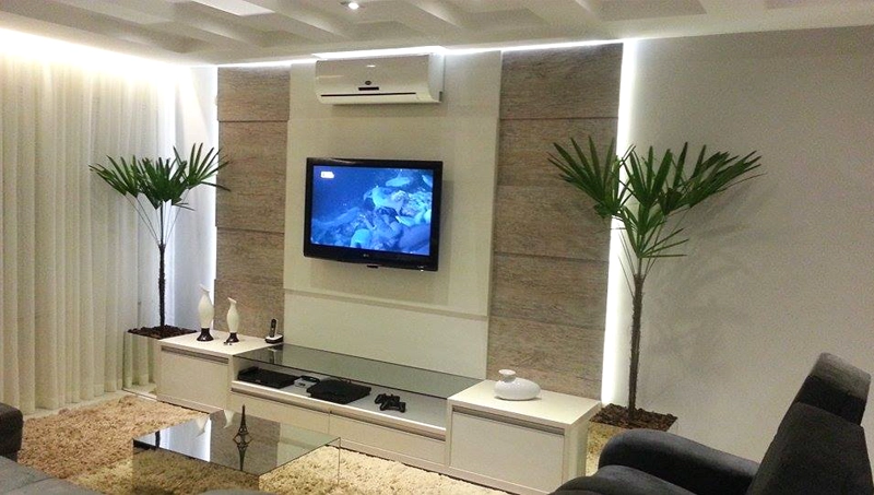 Sala de estar com piso revitalizado e painel de TV planejado