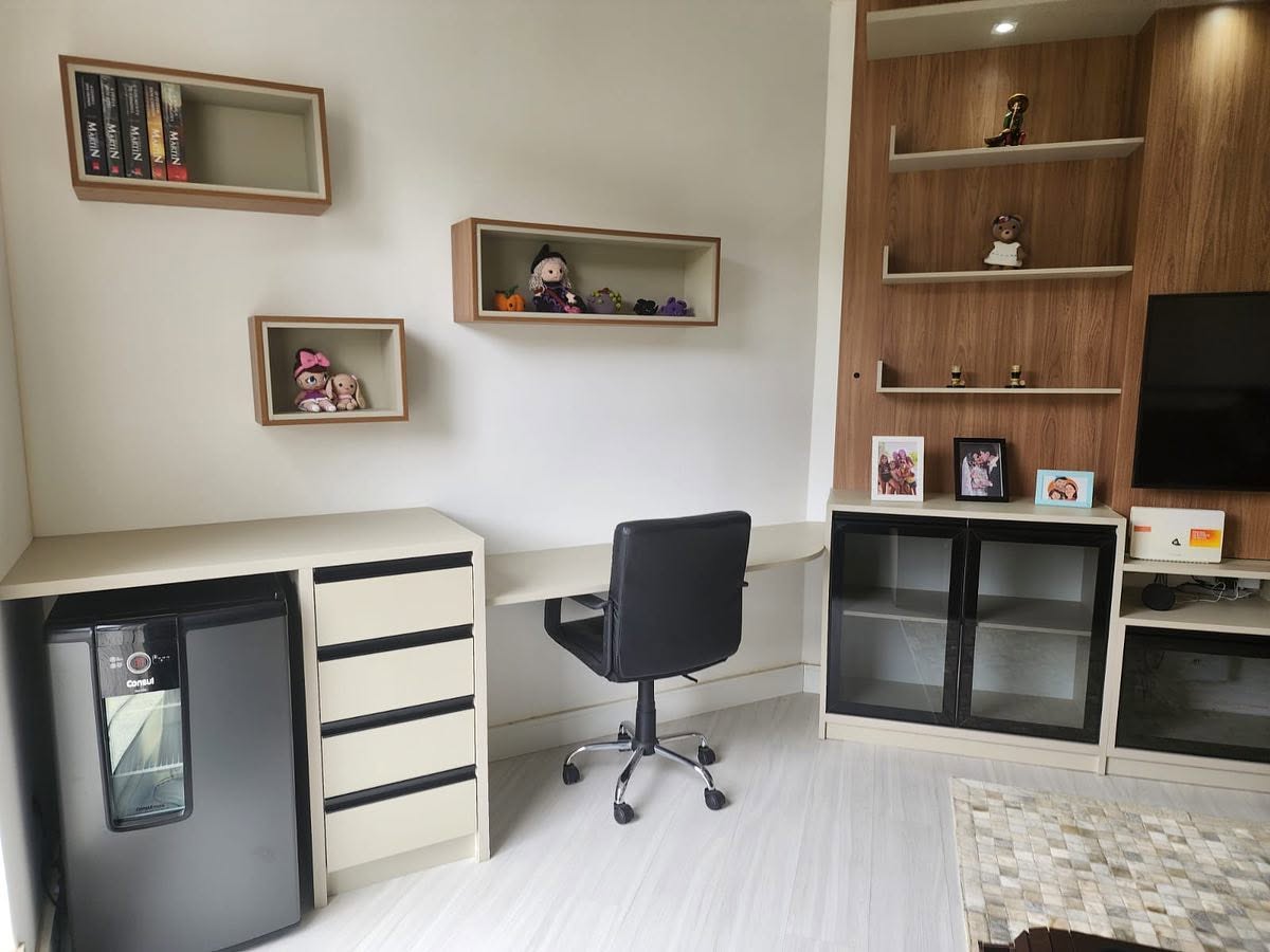 Ambiente comercial com divisórias, painéis e mobiliário planejado